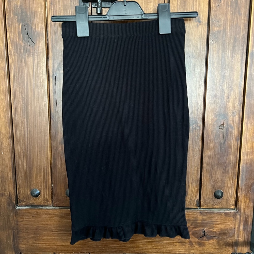 Black ribbed pencil skirt